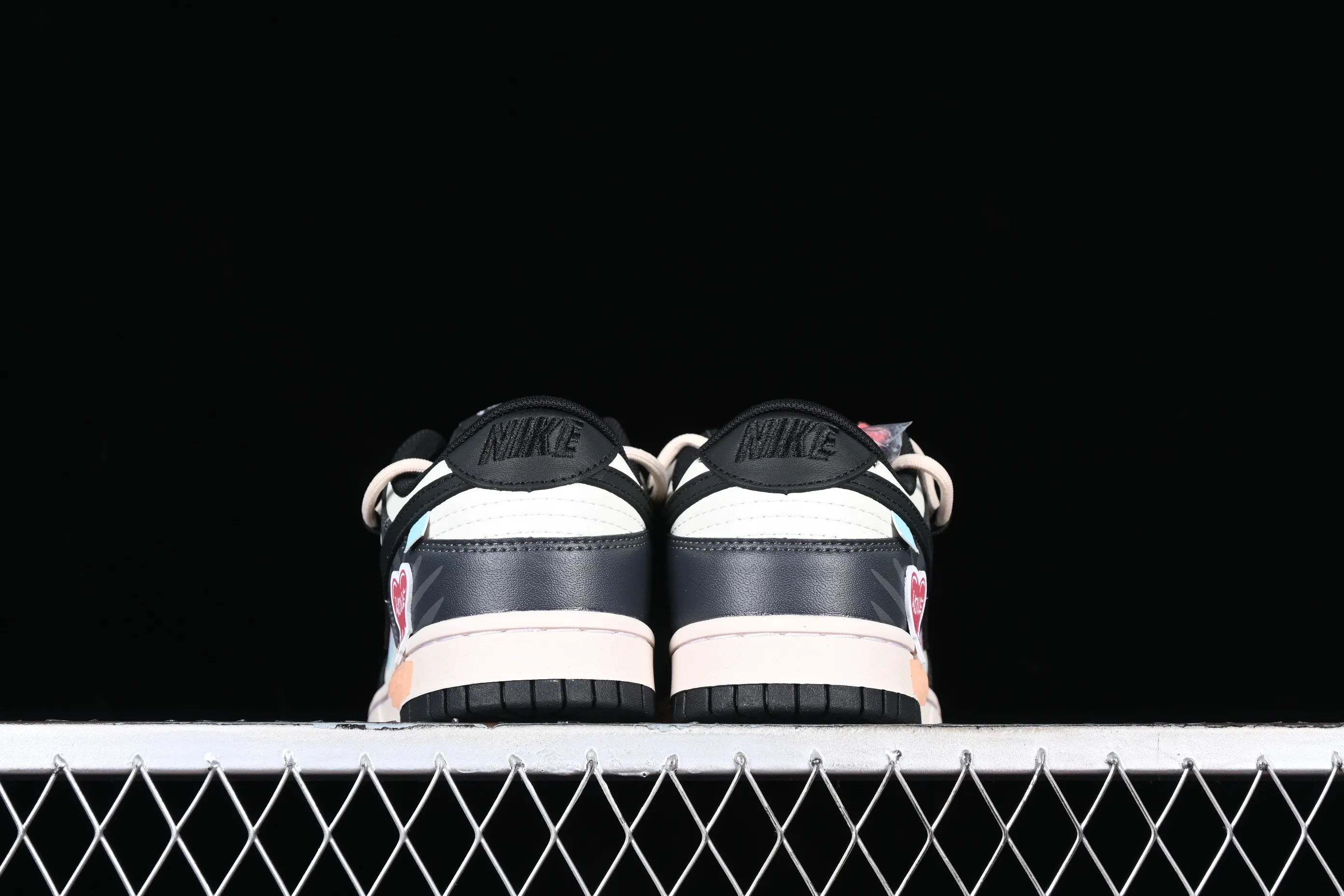 All Categories Nk SB Dunk Series Nk SB Dunk Low Low-top sneakers Nk Dunk Low Panda Prank Psychedelic Love Panda Distressed SB strap low-top casual sneakers DD1391-100